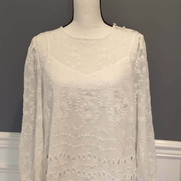 ✨HP✨ EUC J.Crew White Lace Overlay Eyelet Top - Size: M - Picture 3 of 15
